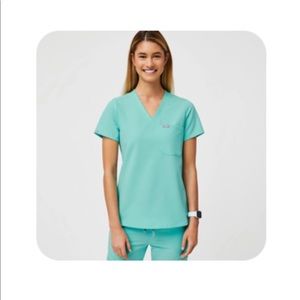 Wear Figs Catarina™ One-Pocket Scrub Top Aqua